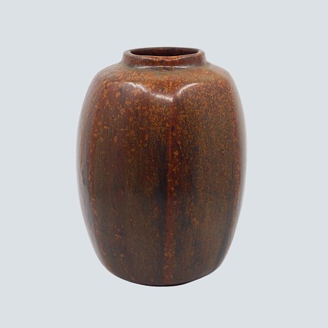 Arne Bang; Vase af stentøj med rødbrun glasur