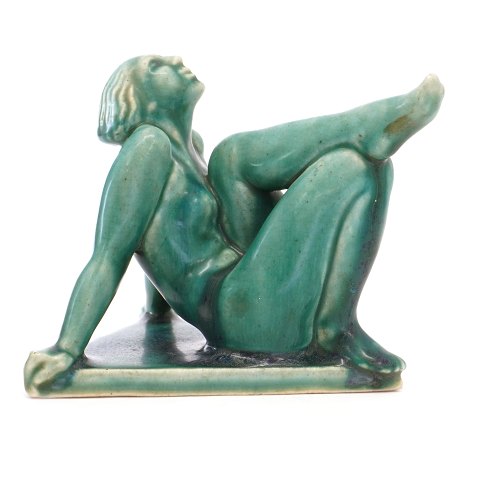 Jens Jacob Bregnø, 1877-1946, Art Deco figur i form af siddende kvinde udført i stentøj. Signeret JB. H: 13cm. D: 17cm. B: 15cm