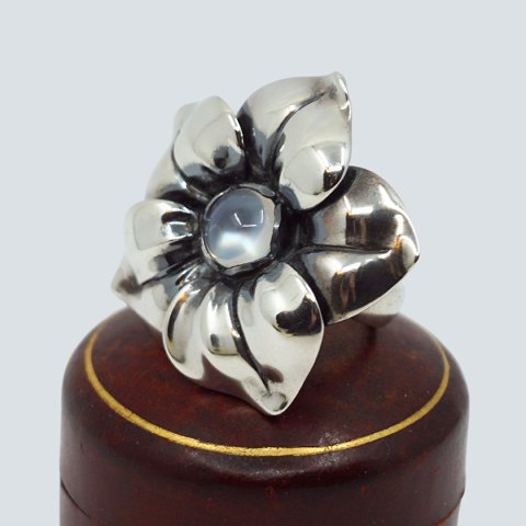 Regitze Overgaard for Georg Jensen; Blomsterring i sølv med månesten, nr. 562a