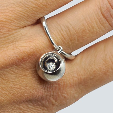 Jacqueline Rabun for Georg Jensen; Cave ring 18 kt. hvidguld med diamant