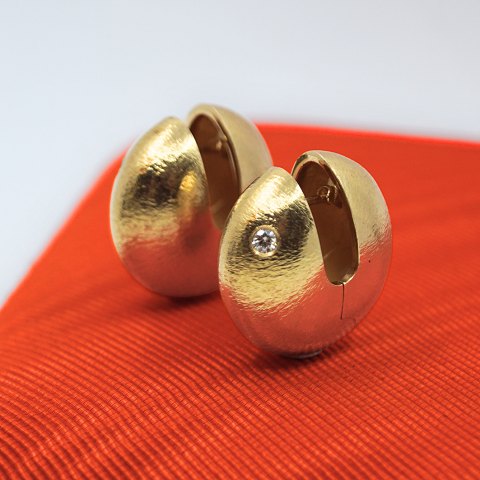 Ole Lynggaard; Par øreringe i 14 kt. guld med diamanter