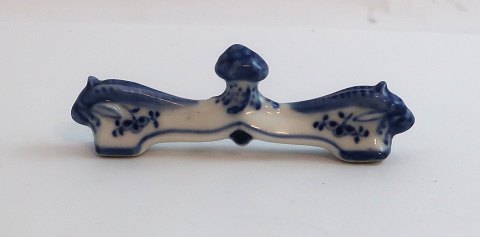Royal Copenhagen. Blue fluted, plain. Knife rest. Model 135. Length 9 cm. (1 quality).