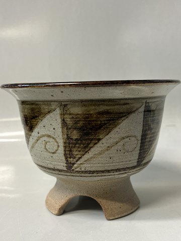 Keramik skål på fod, med brune nuancer.Mål H 12,5 x 17,3 cm.