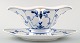 Kgl. Musselmalet riflet Kongelig porcelæn. Royal Copenhagen Musselmalet riflet. 
Musselmalet sovsekande nr. 1/202.