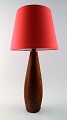 Dansk design bordlampe af teak. 
