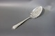 Fish slice in Rita, hallmarked silver.
5000m2 showroom.