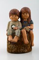 Sjælden FIGUR, Lisa Larson, "Søskende", glaseret keramik, mærket Lisa L K-studie 
Gustavsberg, Sverige.