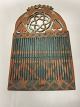 Rigid heddle, antique
With the original painting.
H: 32,5cm, W 20,5cm