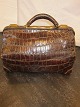 Travel bag / trunk made of crocodile
An old vintage Travel bag / trunk with wear and 
tear
With pocket inside