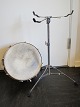 Drum with a stand
Beautiful retro drum with a stand and we kindly 
ask you to take a notice of the seiding which 
gives the drum a special sound
Please also notice the beautiful decoration on 
the sides of the drum
The price includes the stand