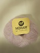 Brushed Lace er et naturprodukt af højeste 
kvalitet fra  sydafrikanske angorageder blandet 
med den fineste Mulberry Silke.
Den viste farve er: Rosa, Farvenr. 3038
Prisen er pr. nøgle med 25 gram Brushed Lace