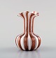 "Zanfirico" Murano, brun og hvidstribet vase i mundblæst kunstglas, 1960´erne. 
