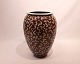 Stor stentøj gulvvase af keramikeren Per Weiss fra 1980erne. Vasen er dekoreret 
i mørke brun og hvid glasering.
5000m2 udstilling