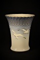 Bing & Grøndahl , B&G vase i mågestellet med guld dekorationer.
Nr.683.
H:16cm. Dia.:13cm.
