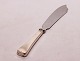 Cake knife in other patter of hallmarked silver.
5000m2 showroom.