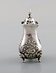 English pepper shaker in silver. Late 19th century. From large private 
collection. 
