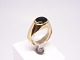 Ring of 14 ct. gold decorated with an onyx stone.
5000m2 showroom.