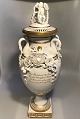 Royal 
Copenhagen 
ornamental Vase 
with swans