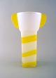 Ulrica Hydman Vallien for Kosta Boda. Unika vase i mundblæst kunstglas. 
1980