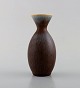 Carl-Harry Stålhane for Rörstrand/Rørstrand. Vase i glaseret keramik. Smuk 
glasur i blå og brune nuancer. 1950