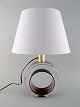 Italiensk design. Bordlampe af indfarvet plexiglas og messing. 1970