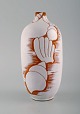 Anna Lisa Thomson (1905-1952), Sverige. Vase i hvidglaseret keramik med 
muslingeskaller og konkylie. Ca. 1950.
