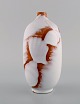 Anna Lisa Thomson (1905-1952), Sverige. Vase i hvidglaseret keramik med 
muslingeskaller og konkylie. Ca. 1950.
