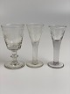 Old glasses with wine leaves, respectively 1 
liqueur glass with wine leaves and 2 shot glasses 
with wine leaves