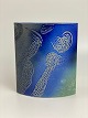 Schöne, blaue Tue Poulsen Vase von 2012, abstrakte 
Figuren in Blau und Grün