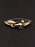 8 carat gold brooch 4.5 cm. with genuine pearl