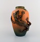 Ipsens enke, Danmark. Vase i håndmalet glaseret keramik med firben og bille. 
Modelnummer 364. Ca. 1920.
