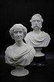 A pair of 1800s busts from Royal Copenhagen in biscuit 
by King Chr.d.IX & Queen Louise. 
H: 31.5 / 31cm.