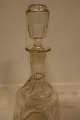 Decanter/carafe with the original stopper made of 
glass las, - antique
Sorry but it has not been possible to identify, 
and be sure of, the glassworks
H incl. stopper: about 30cm