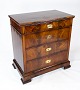 Late empire chest of drawers of mahogany, in great antique condition from the 
1840s. 
5000m2 showroom.