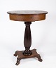 Work/sewing table of mahogany with storage and in great vintage condition from 
the 1910s. 
5000m2 showroom.
