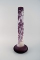 Kolossal antik Emile Gallé vase i matteret kunstglas med lilla overfang udskåret 
i form af bladværk. Ca. 1920.
