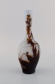 Tidlig Emile Gallé vase i matteret kunstglas med brunt overfang udskåret med 
motiver i form af bladværk. Tidligt 1900-tallet.
