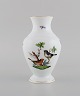 Herend Rothschild Bird porcelænsvase med håndmalede fugle, sommerfugle og 
gulddekoration. Midt 1900-tallet.  
