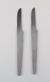 Arne Jacobsen for Georg Jensen. Modernist AJ cutlery. Two dinner knives in 
stainless steel. Late 20th century.
