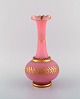Stor vase i lyserødt mundblæst kunstglas dekoreret med 24 karat bladguld. 
Italien, ca 1900.
