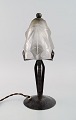 Degue, Frankrig. Art deco bordlampe i mundblæst kunstglas og støbejern. 
1930
