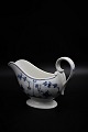 Royal Copenhagen Blue Fluted Plain sauce jug with handle.
RC#1/406. 2.sort.
H:13,5cm. L:21cm.