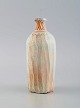 Dansk studiokeramiker. Unika vase i glaseret stentøj. Smuk glasur i lyse og 
orange nuancer. Sent 1900-tallet.
