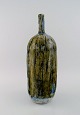 Dorte Sandal (f. 1955), Danmark. Stor unika vase i glaseret stentøj. Smuk glasur 
i blågrønne og lyse jordnuancer med indridsede vertikale linjer. 21. Århundrede.
