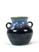 Keramik vase med glasur i blå farver fra omkring 1940erne. 
5000m2 udstilling.
Flot stand
