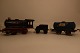 Pioner Ekspressen Vintage model el-train
Engine, tender, 3 wagons (of which 1 is Castrol Lubrigation Service) and rails 
9 curved + 4 straight (with rust)
OBS: With booklet
By Knud Petersen Kbhvn S