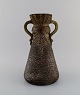 Josef Strnact, Østrig. Antik art nouveau vase med hanke i glaseret terracotta. 
Håndmalet guldekoration og spindelvæv. Ca. 1900.
