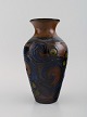 Kähler, HAK. Vase i glaseret stentøj. Blåt bladværk på brun baggrund. 
1930/40