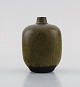 Berndt Friberg (1899-1981) for Gustavsberg Studiohand. Tidlig vase i glaseret 
keramik. Smuk spættet glasur i jordnuancer. Dateret 1944-47.
