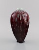 Isak Isaksson, Swedish ceramicist. Unique vase in glazed ceramics. Beautiful 
glaze in turquoise and dark red shades. Late 20th century.
